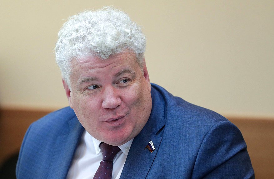 Член Комитета по природным ресурсам, собственности и земельным отношениям Максим Щаблыкин