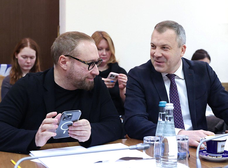 Заместители Председателя Комитета по информационной политике, информационным технологиям и связи Антон Горелкин и Евгений Попов