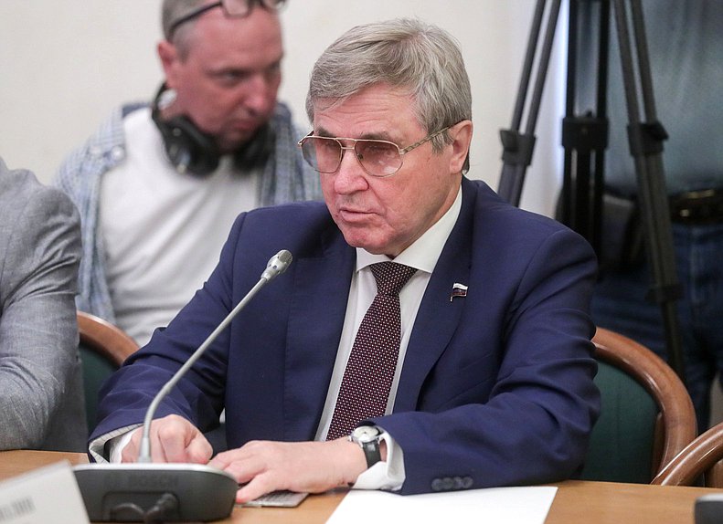 Первый заместитель Председателя Комитета по науке и высшему образованию Олег Смолин