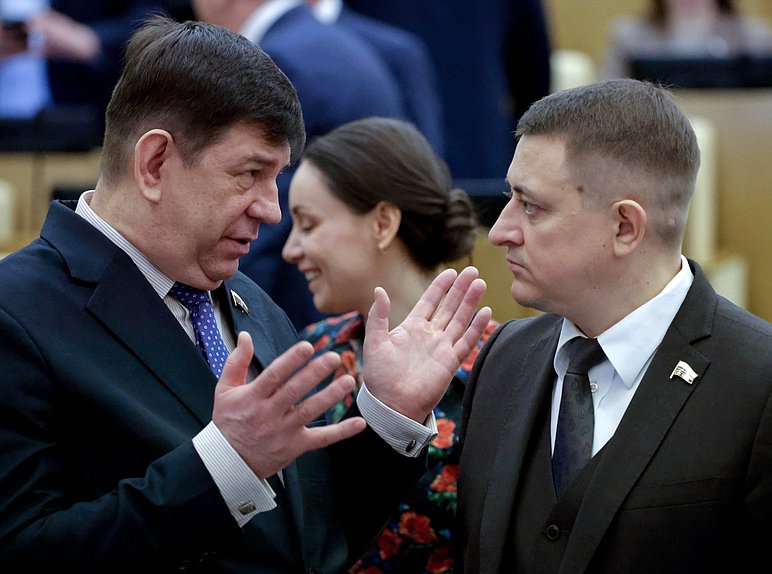 Член Комитета по просвещению Виктор Смирнов и член Комитета по вопросам собственности, земельным и имущественным отношениям Андрей Гимбатов