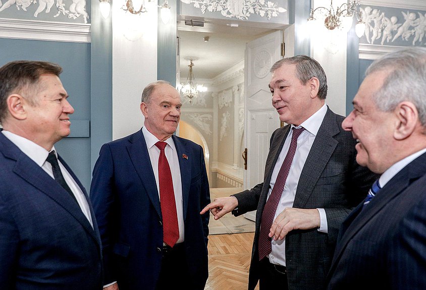 Руководитель фракции КПРФ Геннадий Зюганов и Председатель Комитета по делам СНГ, евразийской интеграции и связям с соотечественниками Леонид Калашников