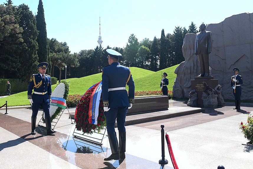Церемония возложения венка к могиле Общенационального лидера Гейдара Алиевича Алиева