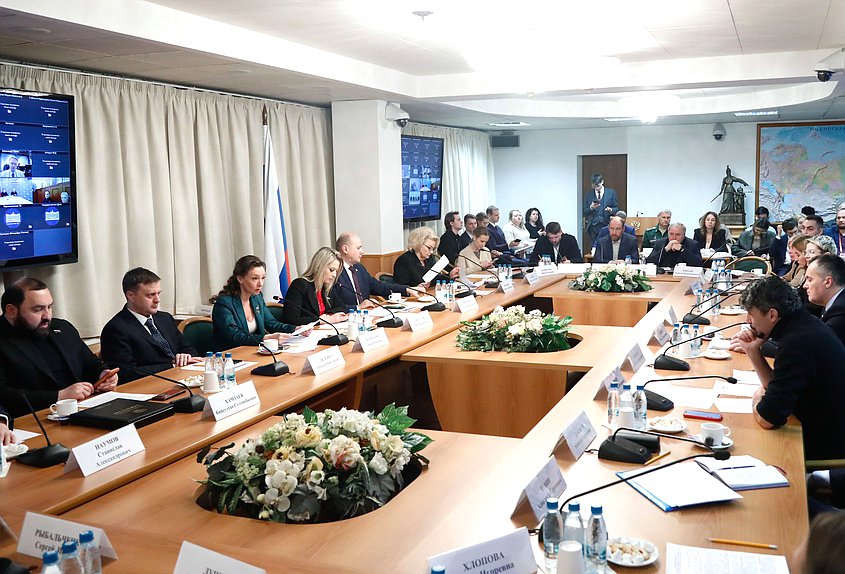 Круглый стол на тему «Интернет, мессенджеры и игры как поле информационной войны против детей: система защиты и регулирования»