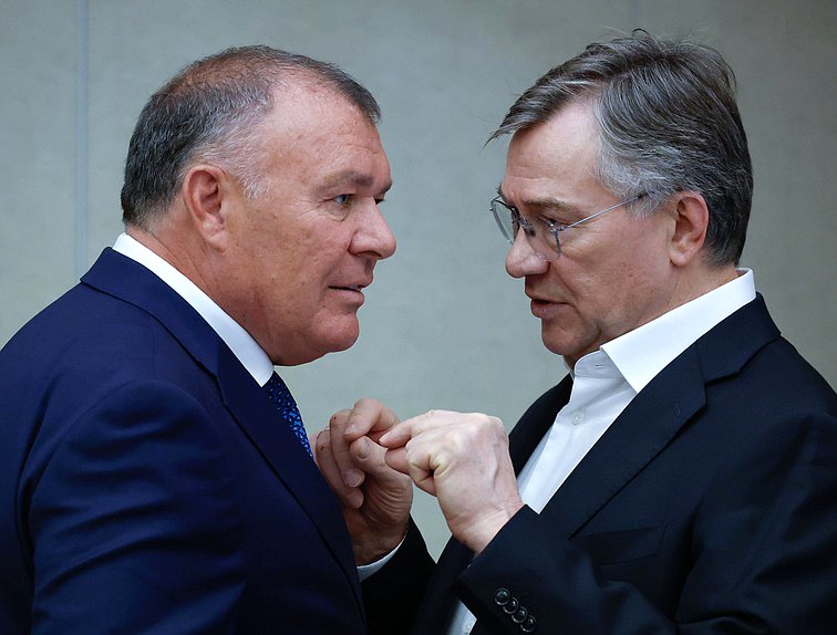 Первый заместитель Председателя Комитета по бюджету и налогам Александр Ремезков и член Комитета по безопасности и противодействию коррупции Александр Терентьев