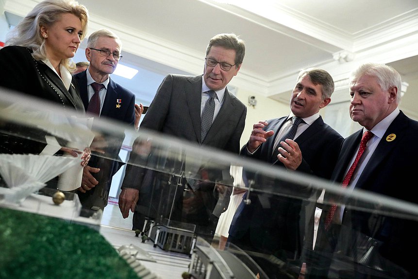 Член Комитета по туризму и развитию туристической инфраструктуры Алла Салаева, Первый заместитель Председателя Государственной Думы Александр Жуков и руководитель фракции «Справедливая Россия — За правду» Сергей Миронов