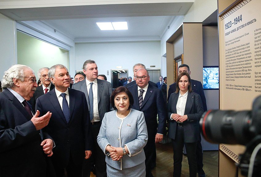 Председатель Государственной Думы Вячеслав Володин, Председатель Милли Меджлиса Азербайджанской Республики Сагиба Гафарова и первый заместитель генерального директора ФГУП «Информационное телеграфное агентство России (ИТАР-ТАСС)» Михаил Гусман