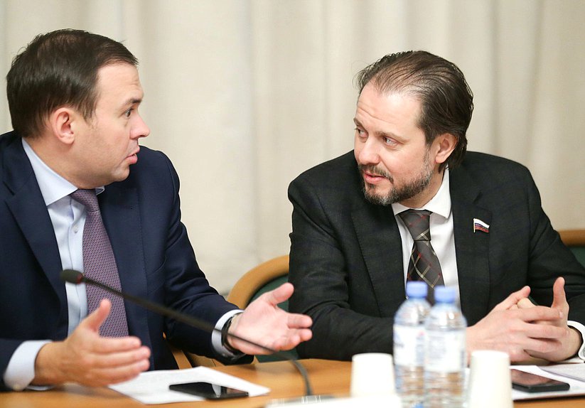 Первые заместители Председателя Комитета по природным ресурсам, собственности и земельным отношениям Юрий Афонин и Владимир Сысоев