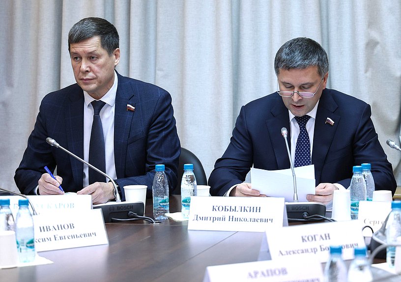 Член Комитета по экологии, природным ресурсам и охране окружающей среды Зариф Байгускаров и Председатель Комитета Дмитрий Кобылкин