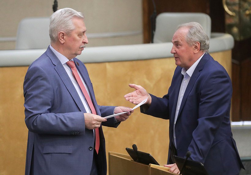 Член Комитета по охране здоровья Николай Осадчий и член Комитета по безопасности и противодействию коррупции Николай Езерский