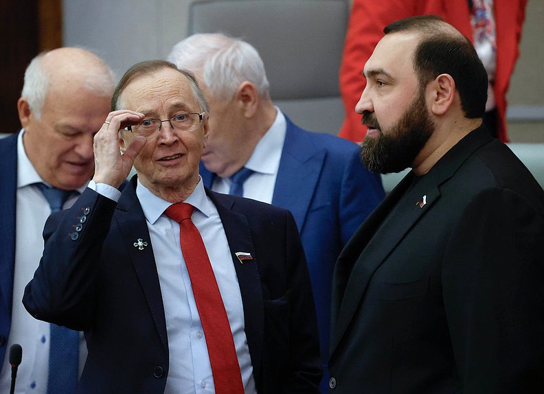 Первый заместитель Председателя Комитета по развитию гражданского общества, вопросам общественных и религиозных объединений Николай Бурляев и член Комитета по охране здоровья Бийсултан Хамзаев