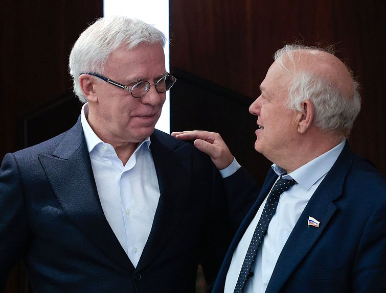 Первый заместитель Председателя Комитета по экологии, природным ресурсам и охране окружающей среды Вячеслав Фетисов и заместитель Председателя Комитета по экологии, природным ресурсам и охране окружающей среды Анатолий Грешневиков