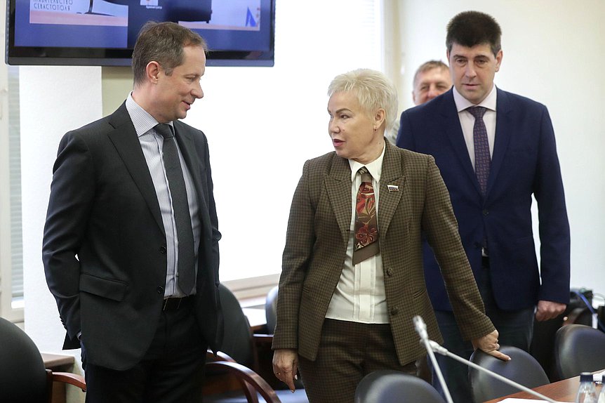 Члены Комитета по физической культуре и спорту Роман Терюшков и Рима Баталова