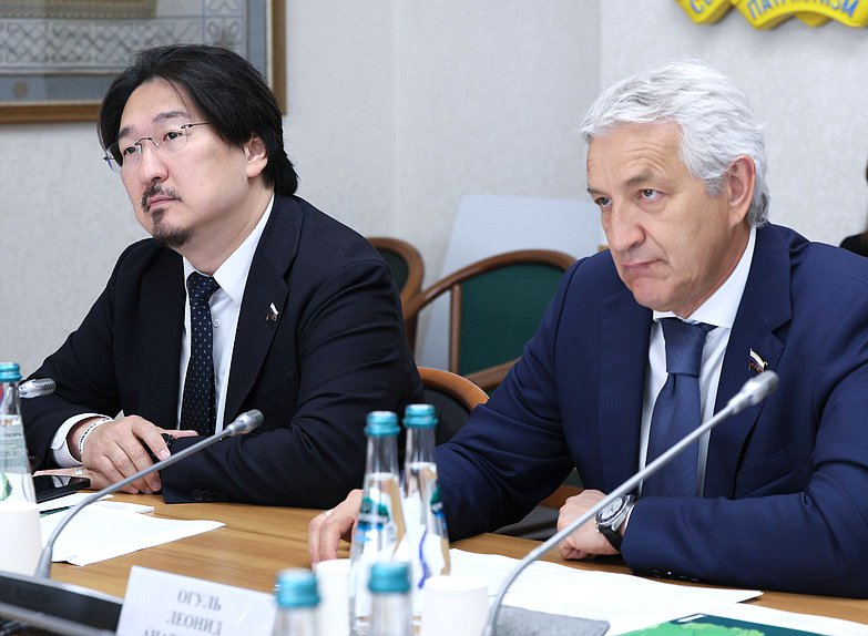 Первые заместители Председателя Комитета по охране здоровья Бадма Башанкаев и Леонид Огуль
