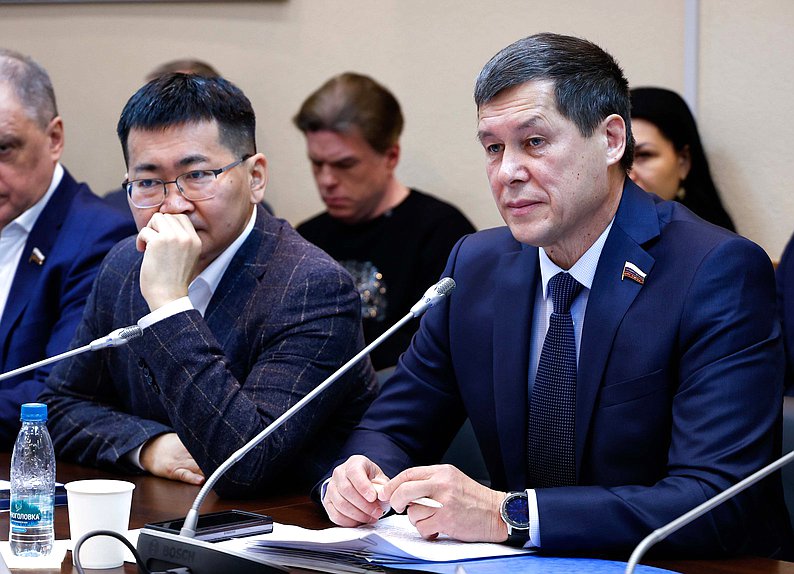 Члены Комитета по экологии, природным ресурсам и охране окружающей среды Николай Будуев и Зариф Байгускаров