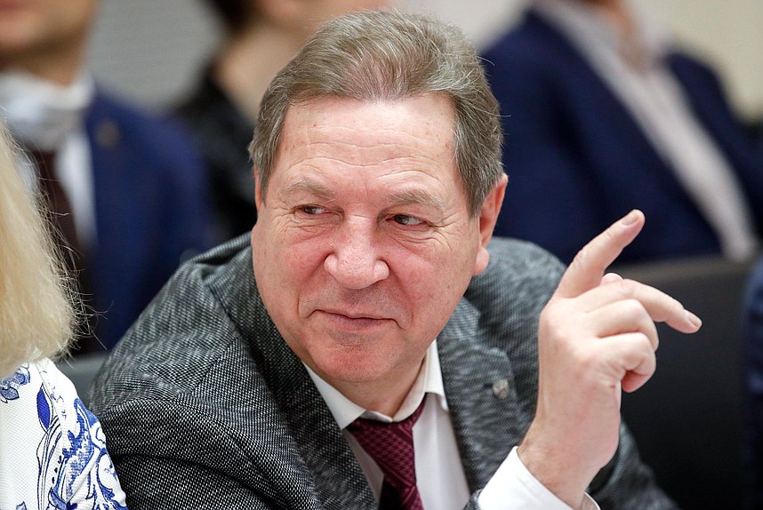 Член Комитета по науке и высшему образованию Михаил Кузьмин