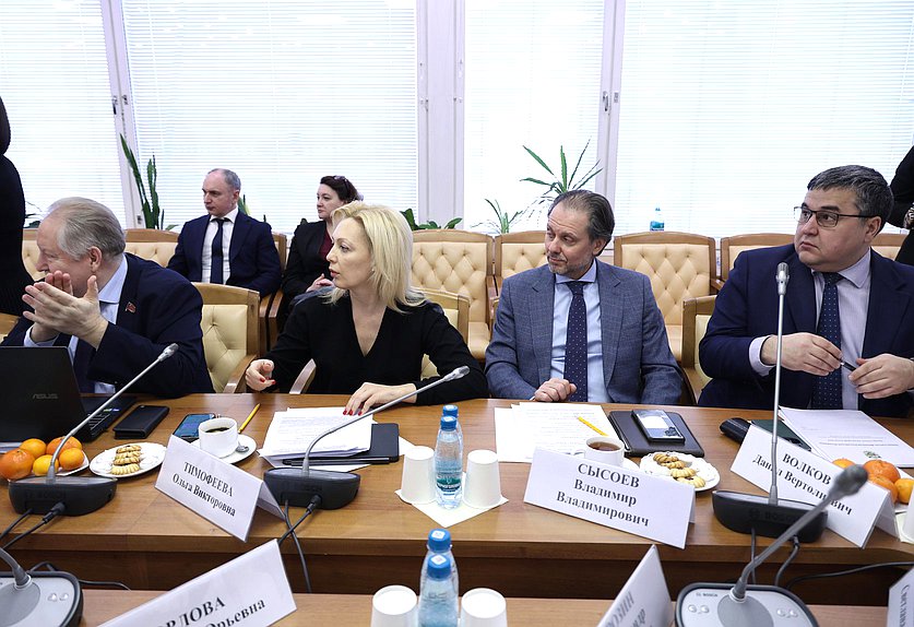 Члены Комитета по развитию гражданского общества, вопросам общественных и религиозных объединений Ольга Тимофеева и Владимир Сысоев