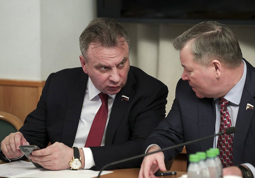Член Комитета по природным ресурсам, собственности и земельным отношениям Сергей Крючек и член Комитета по природным ресурсам, собственности и земельным отношениям Николай Малов