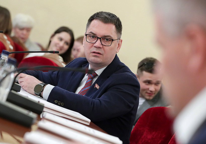 Заместитель Председателя Комитета по вопросам собственности, земельным и имущественным отношениям Алексей Корниенко