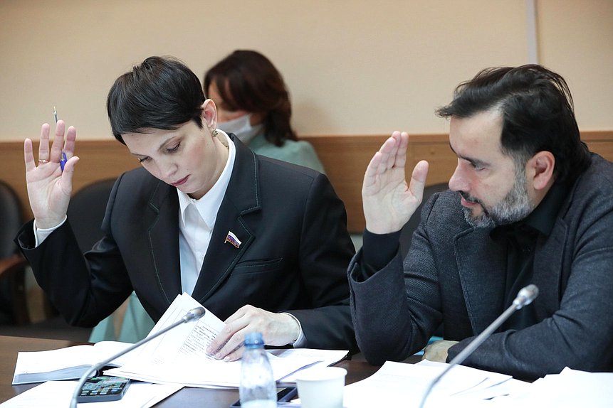 Заместитель Председателя Комитета по экологии, природным ресурсам и охране окружающей среды Жанна Рябцева и член Комитета Бекхан Агаев