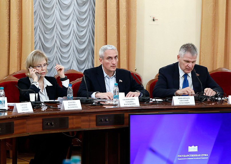 Заместители Председателя Комитета по охране здоровья Татьяна Соломатина, Евгений Нифантьев и Алексей Куринный