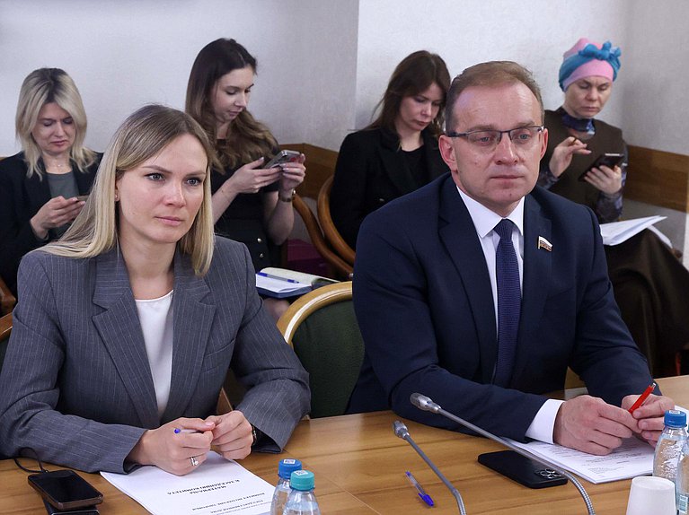 Члены Комитета по охране здоровья Юлия Дрожжина и Михаил Кизеев