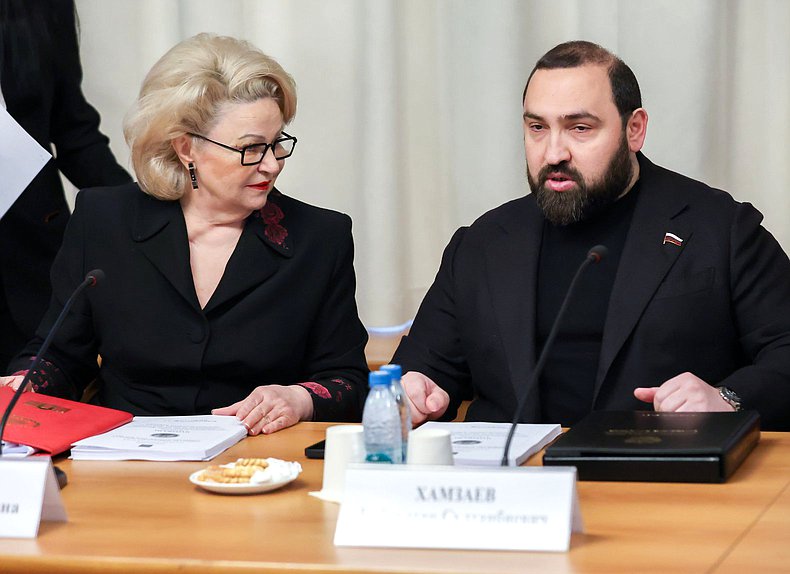 Председатель Комитета по защите семьи, вопросам отцовства, материнства и детства Нина Останина и член Комитета по охране здоровья Бийсултан Хамзаев