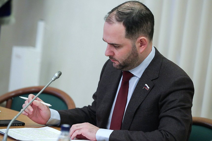 Первый заместитель Председателя Комитета по науке и высшему образованию Александр Мажуга