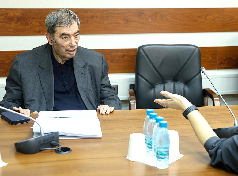 Первый заместитель Председателя Комитета по бюджету и налогам Леонид Симановский