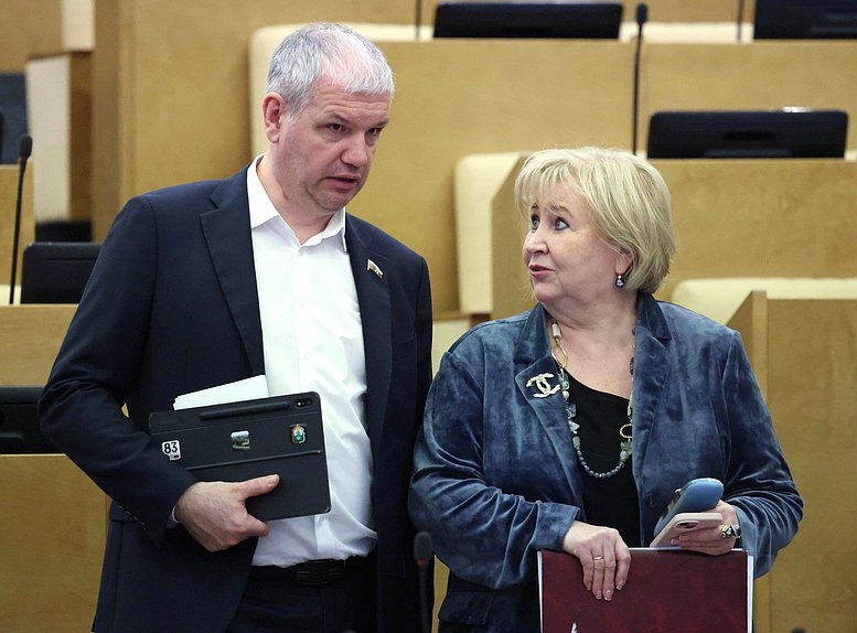 Член Комитета по развитию Дальнего Востока и Арктики Михаил Кисляков и заместитель Председателя Комитета по защите семьи, вопросам отцовства, материнства и детства Елена Вторыгина