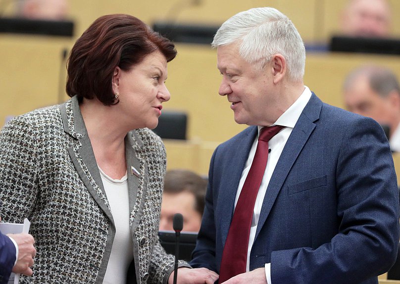 Заместитель Председателя Комитета по труду, социальной политике и делам ветеранов Марина Оргеева и Председатель Комитета по безопасности и противодействию коррупции Василий Пискарев