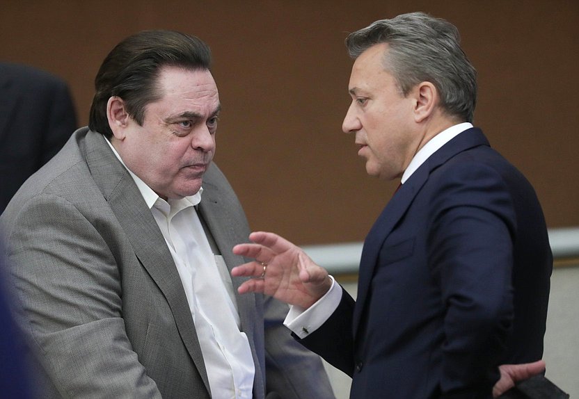 Председатель Комитета по делам национальностей Геннадий Семигин и заместитель Председателя Комитета по безопасности и противодействию коррупции Анатолий Выборный