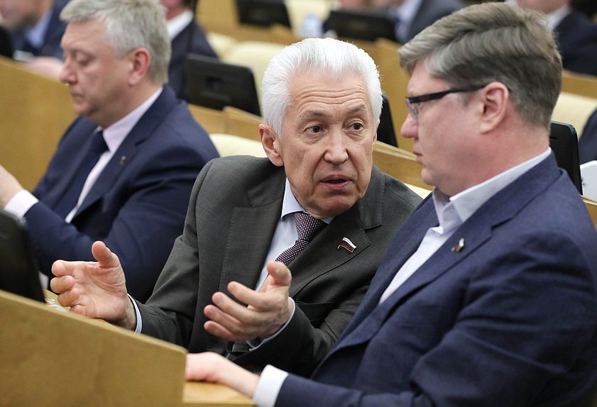 Руководитель фракции «Единая Россия» Владимир Васильев и член Комитета по труду, социальной политике и делам ветеранов Андрей Исаев