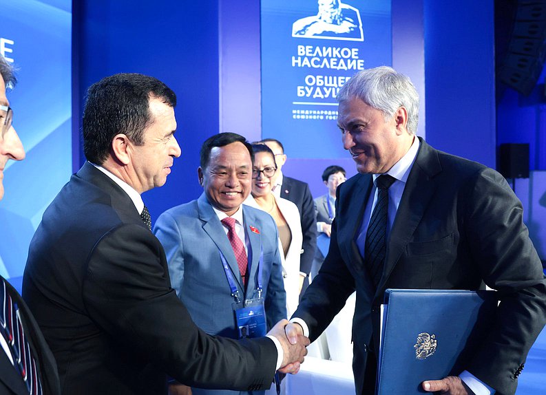 El Jefe de la Duma Estatal Vyacheslav Volodin y el Jefe del Comité de Energía, Industria, Construcción y Comunicaciones de la Cámara de Representantes de la Asamblea Suprema de la República de Tayikistán, Sheralizoda Muhammádullo Umar.  Sesión plenaria del Foro Internacional “Gran legado – futuro común”