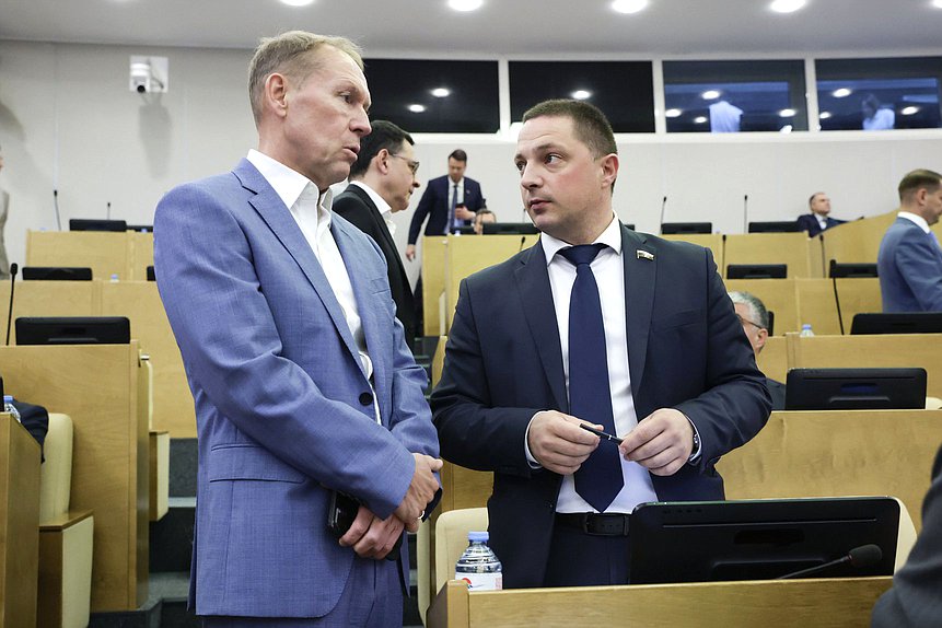 Первый заместитель Председателя Комитета по безопасности и противодействию коррупции Андрей Луговой и член Комитета по государственному строительству и законодательству Дмитрий Новиков