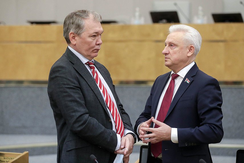 Председатель Комитета по делам СНГ, евразийской интеграции и связям с соотечественниками Леонид Калашников (слева)