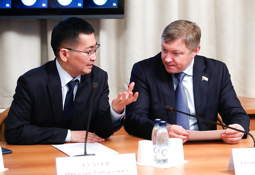 Заместитель Председателя Комитета по экологии, природным ресурсам и охране окружающей среды Евгений Марков и член Комитета Николай Будуев