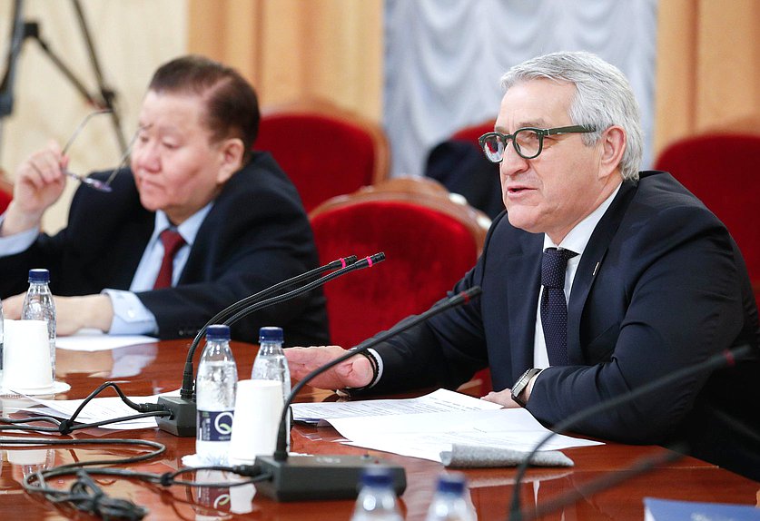 Первые заместители Председателя Комитета по охране здоровья Федот Тумусов и Леонид Огуль