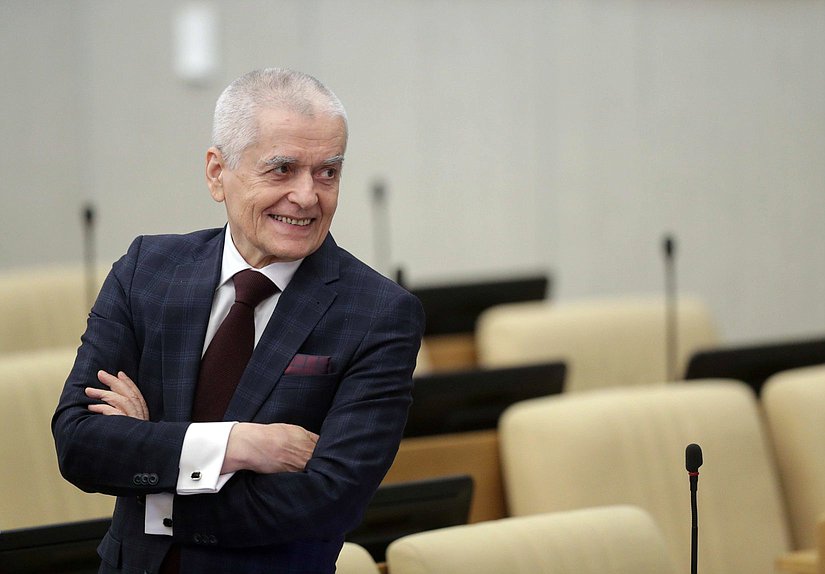 Первый заместитель Председателя Комитета по образованию и науке Геннадий Онищенко