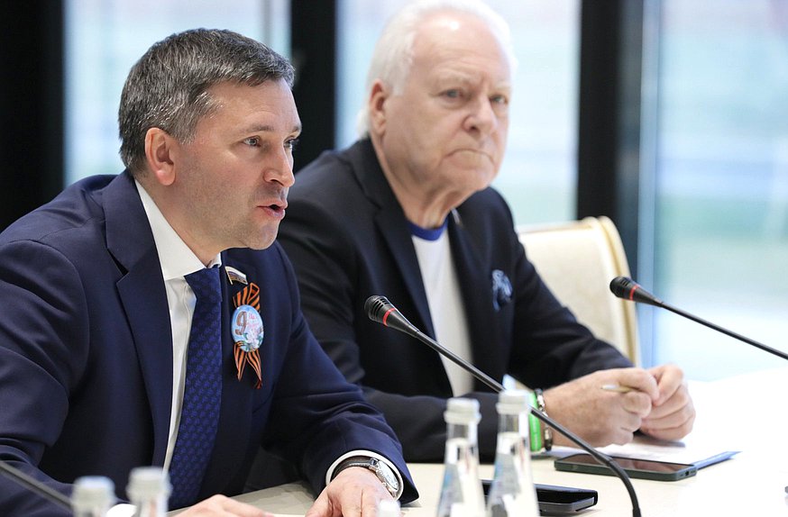 Председатель Комитета по экологии, природным ресурсам и охране окружающей среды Дмитрий Кобылкин и заместитель Председателя Комитета по государственному строительству и законодательству Анатолий Лисицын