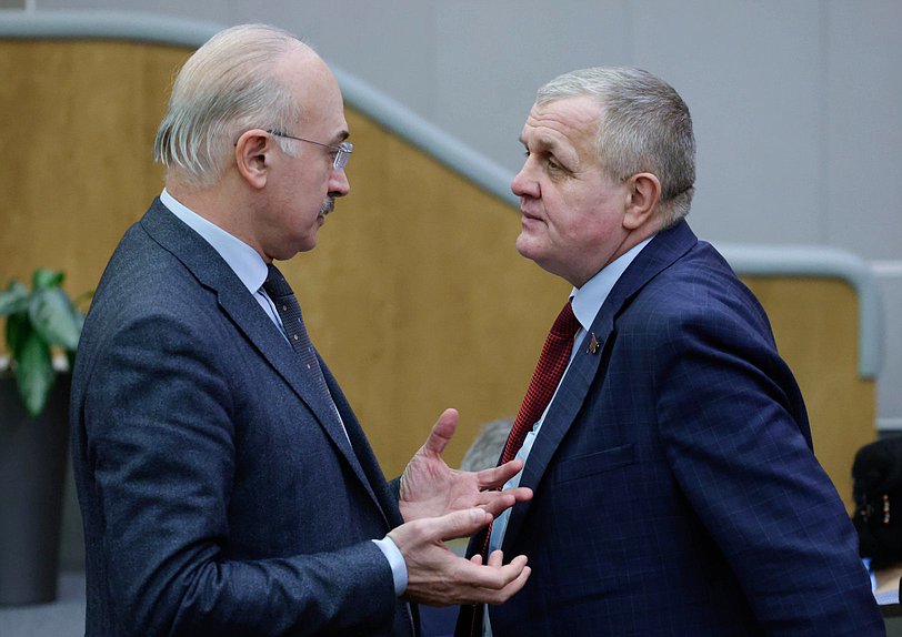 Председатель Комитета по науке и высшему образованию Сергей Кабышев и Первый заместитель Председателя Комитета по труду, социальной политике и делам ветеранов Николай Коломейцев