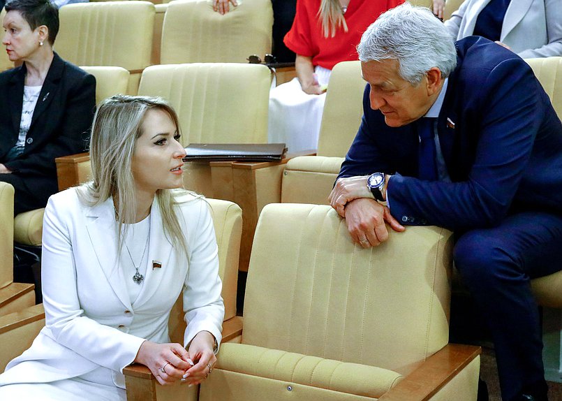 Председатель Комитета по развитию гражданского общества, вопросам общественных и религиозных объединений Яна Лантратова и Первый заместитель Председателя Комитета по охране здоровья Леонид Огуль