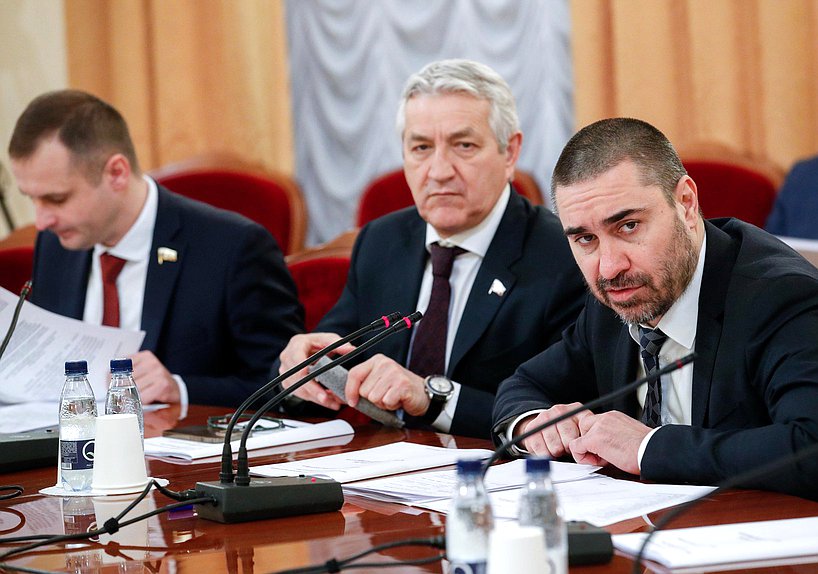 Председатель Комитета по охране здоровья Дмитрий Хубезов и Первый заместитель Председателя Комитета Леонид Огуль