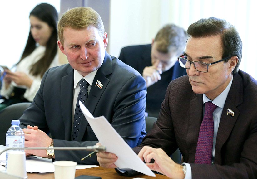 Первый заместитель Председателя Комитета по обороне Александр Шерин и член Комитета по экономической политике, промышленности, инновационному развитию и предпринимательству Александр Максимов