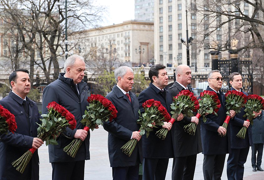 Главы делегаций стран-участниц ОДКБ возложили цветы к Могиле Неизвестного солдата