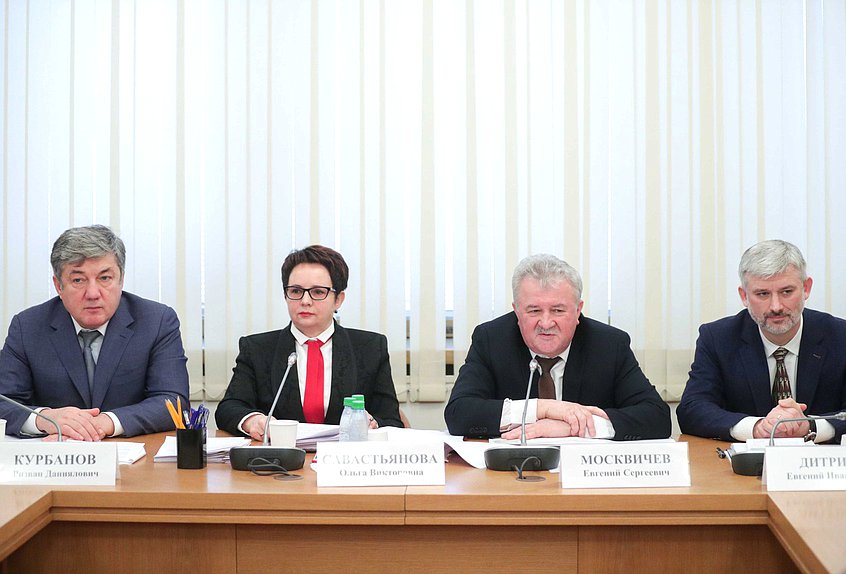 Первый заместитель Председателя Комитета по контролю и Регламенту Ризван Курбанов, Председатель Комитета по контролю и Регламенту Ольга Савастьянова, Председатель Комитета по транспорту и строительству Евгений Москвичев и Министр транспорта РФ Евгений Дитрих