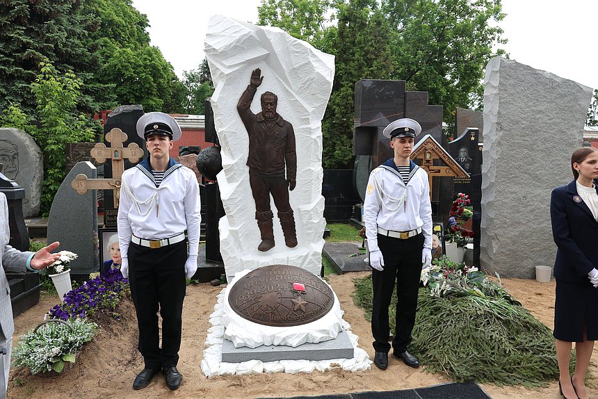 Торжественная церемонии открытия памятника А.Н. Чилингарову
на Новодевичьем кладбище