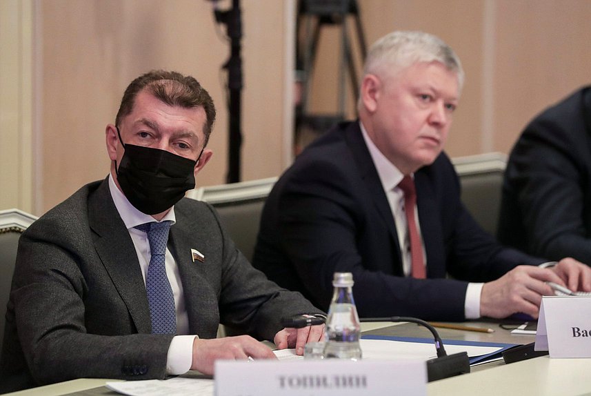 Председатель Комитета по экономической политике Максим Топилин и Председатель Комитета по безопасности и противодействию коррупции Василий Пискарев