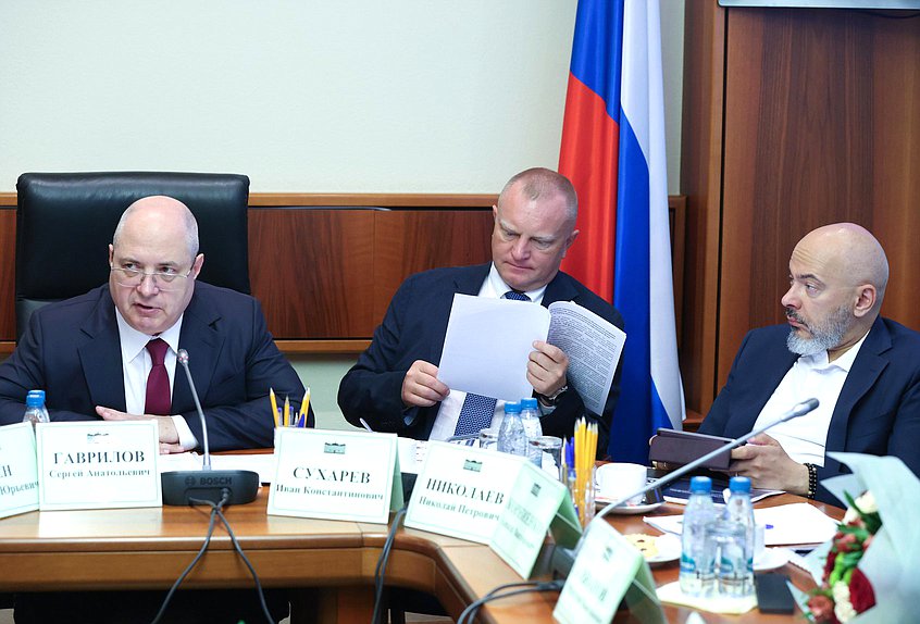 Председатель Комитета по вопросам собственности, земельным и имущественным отношениям Сергей Гаврилов, Первый заместитель Председателя Комитета Иван Сухарев и заместитель Председателя Комитета Николай Николаев