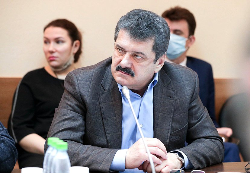 Член Комитета по природным ресурсам, собственности и земельным отношениям Александр Ищенко