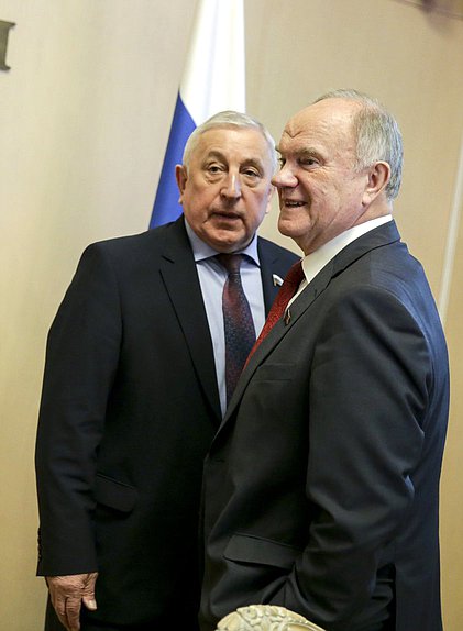 Председатель Комитета по региональной политике и проблемам Севера и Дальнего Востока Николай Харитонов и руководитель фракции КПРФ Геннадий Зюганов
